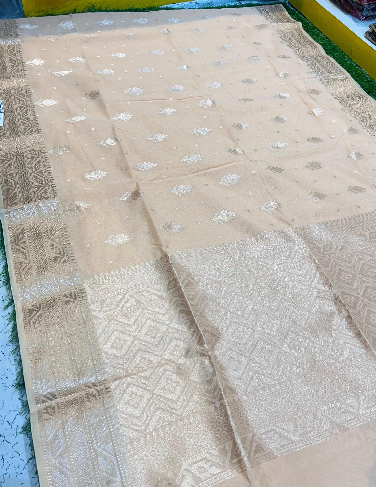 Soft quality Maheshwari Silk Saree With Blouse Piece. - Image 5