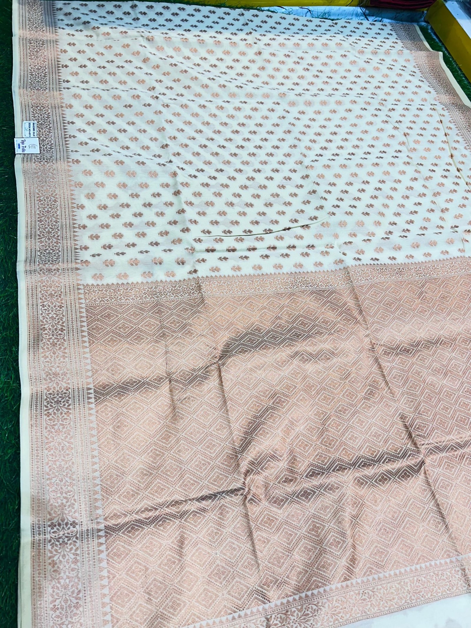 Soft quality Maheshwari Silk Saree With Blouse Piece.