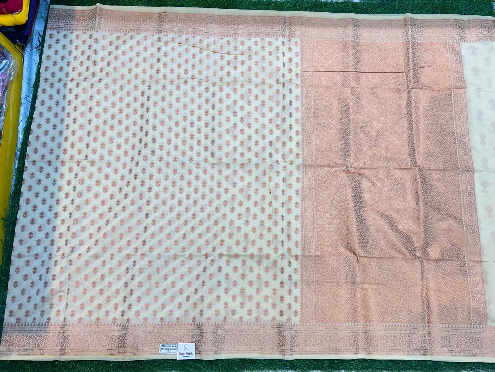 Soft quality Maheshwari Silk Saree With Blouse Piece. - Image 2