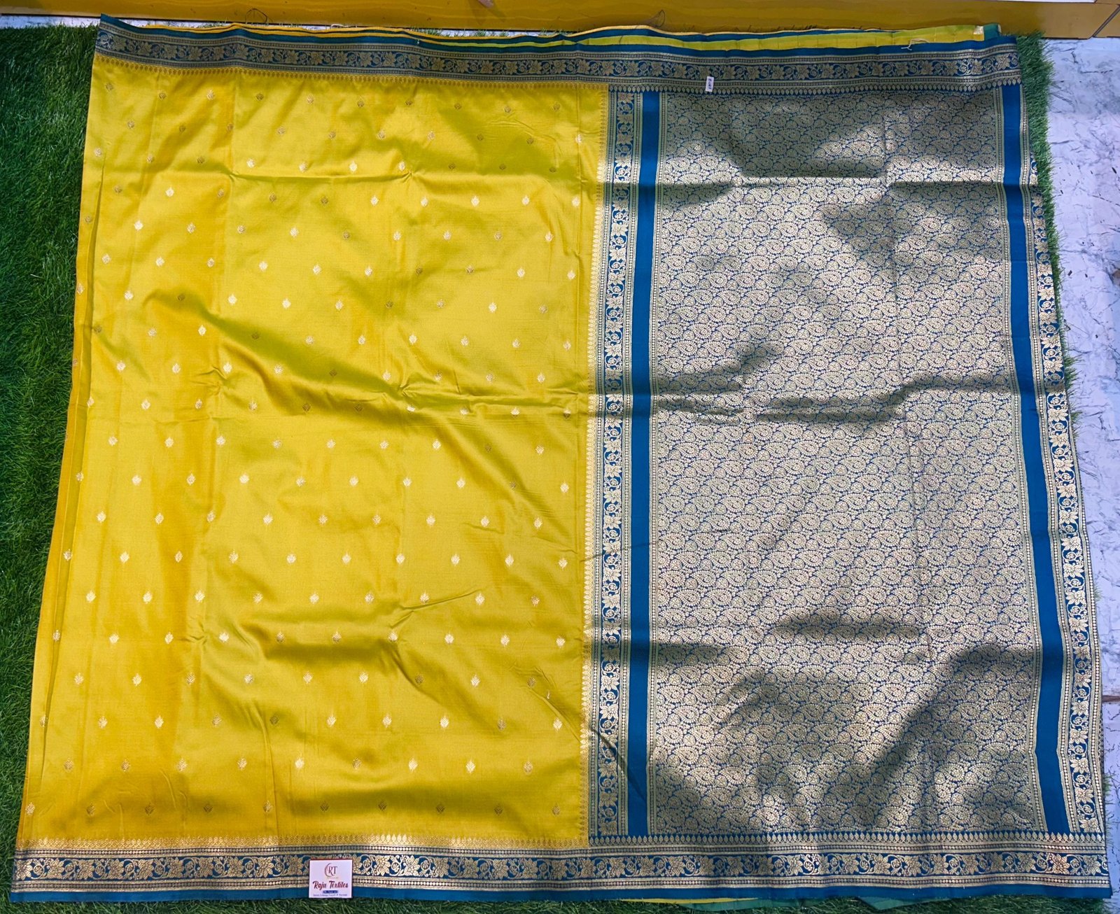 Soft quality Silk Saree in Contrast Border With Blouse Piece. - Image 2