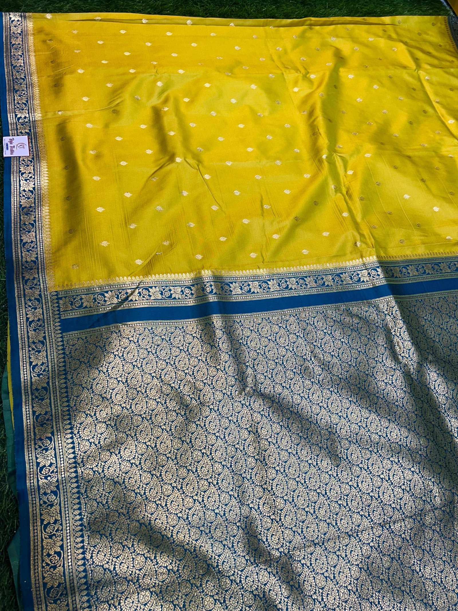Soft quality Silk Saree in Contrast Border With Blouse Piece. - Image 3