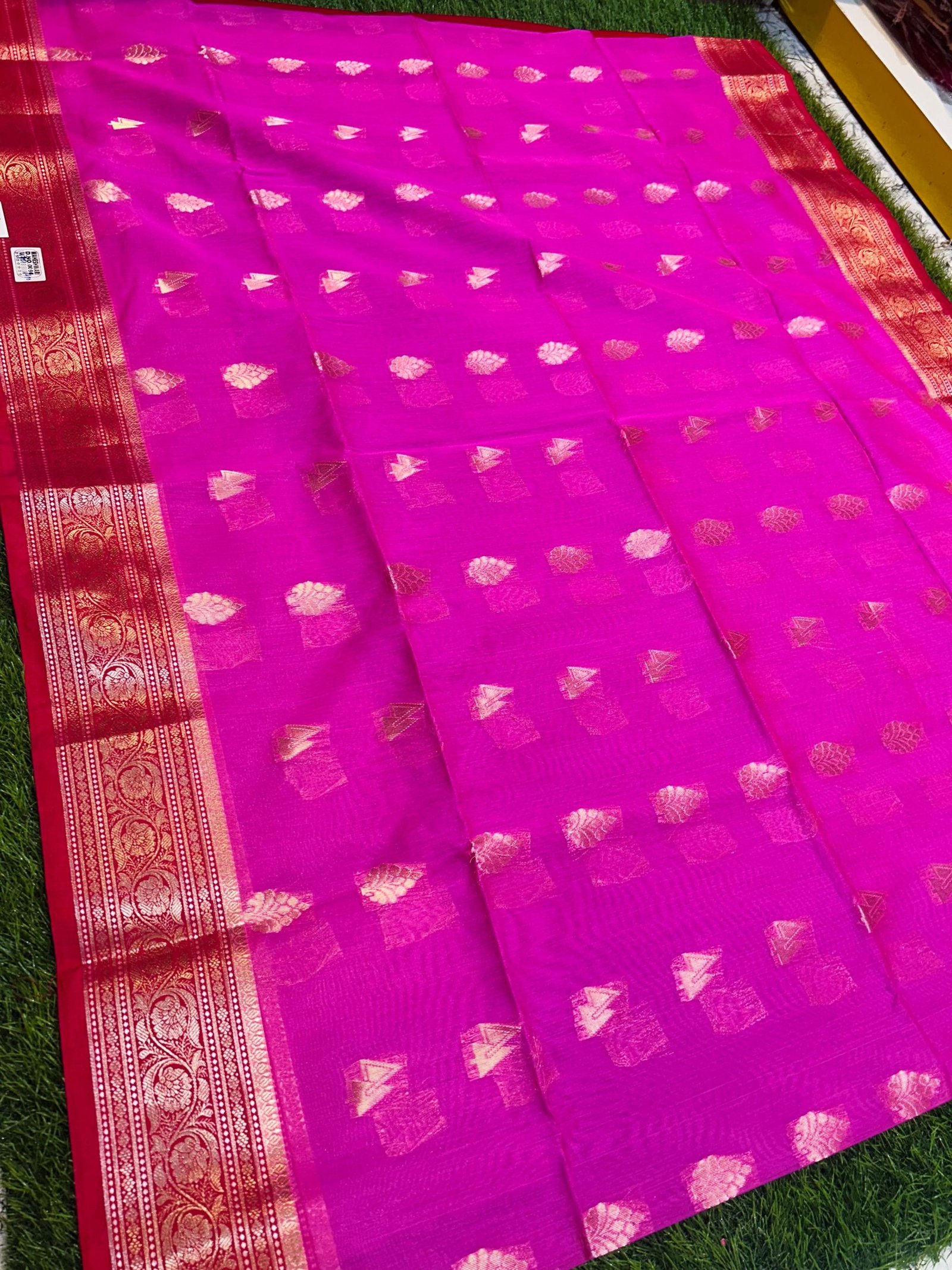 Soft quality Maheshwari Silk Saree With Contrast Border & Blouse Piece.