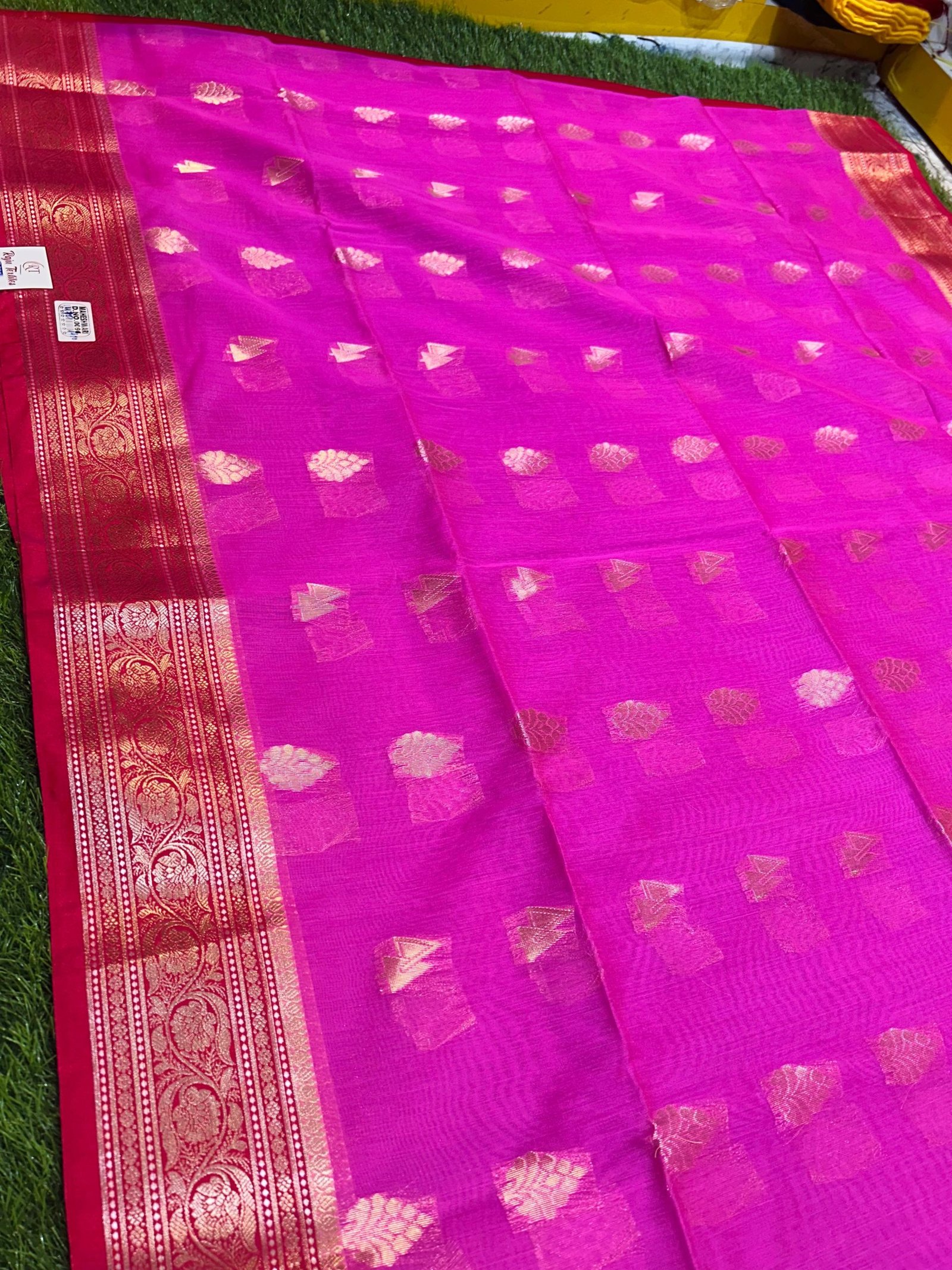 Soft quality Maheshwari Silk Saree With Contrast Border & Blouse Piece. - Image 3