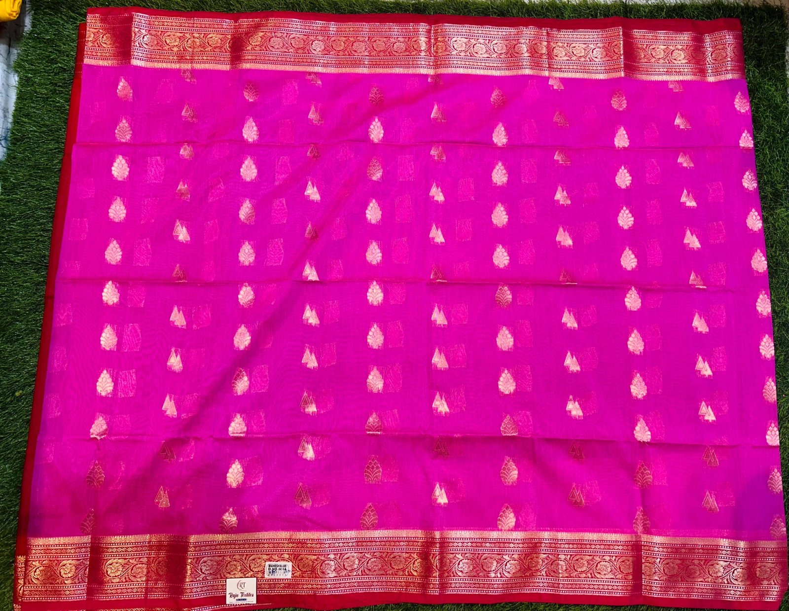 Soft quality Maheshwari Silk Saree With Contrast Border & Blouse Piece. - Image 2