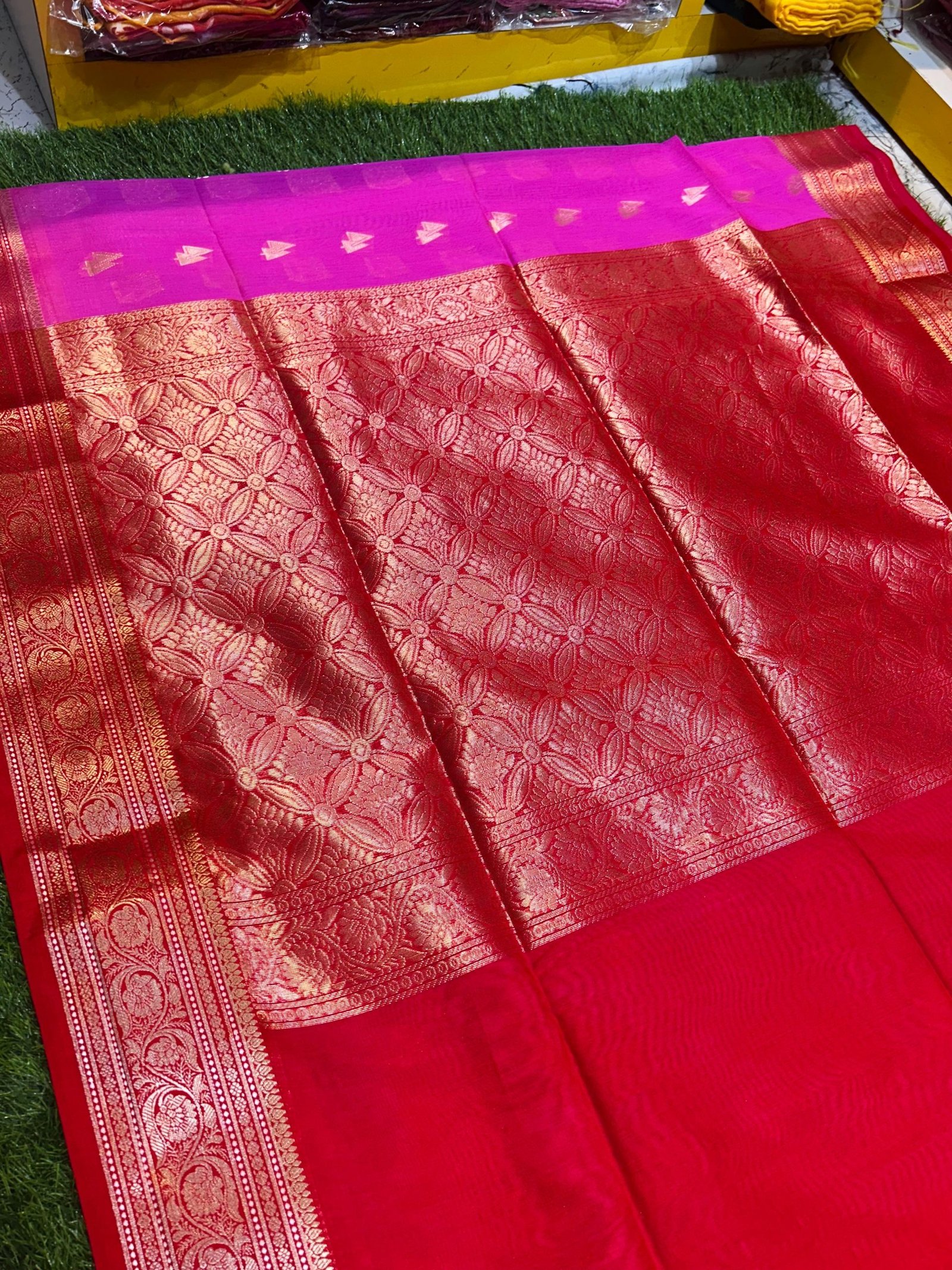 Soft quality Maheshwari Silk Saree With Contrast Border & Blouse Piece. - Image 5