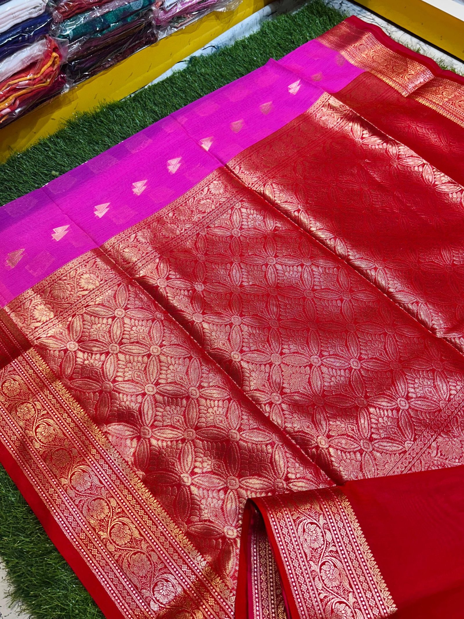 Soft quality Maheshwari Silk Saree With Contrast Border & Blouse Piece. - Image 6