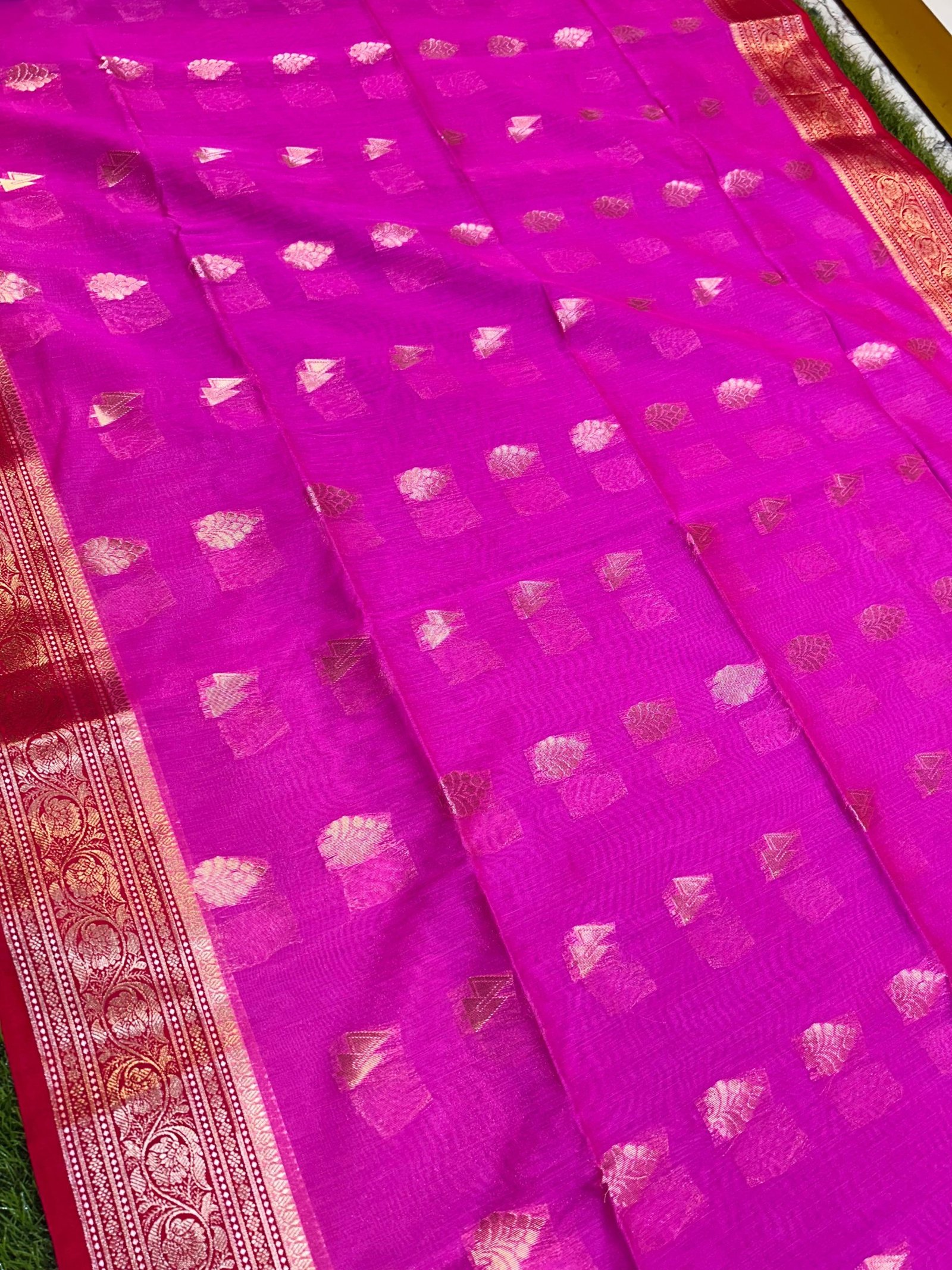 Soft quality Maheshwari Silk Saree With Contrast Border & Blouse Piece. - Image 4