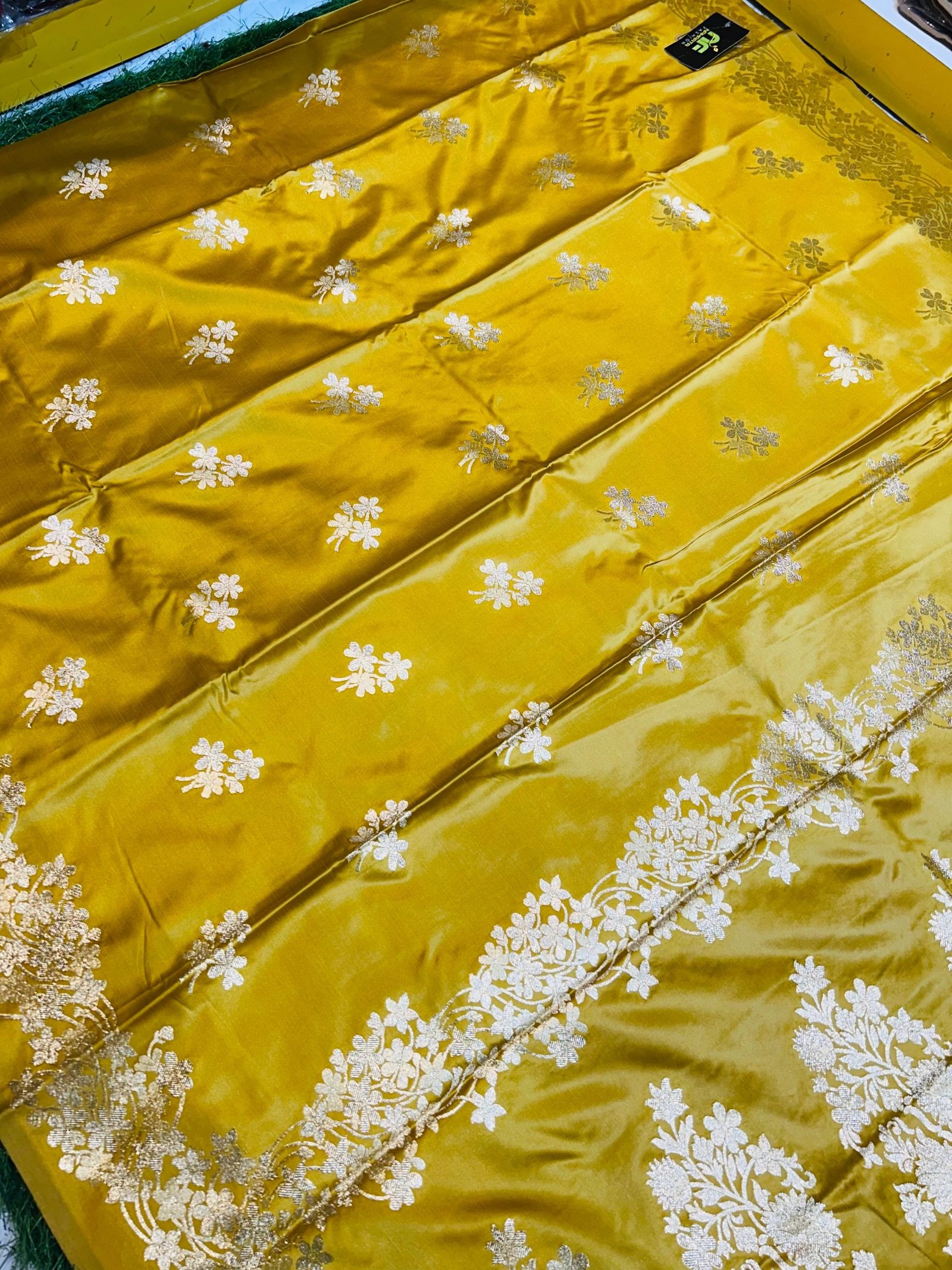 Premium quality Satin Mashru Silk Saree with Blouse Piece. - Image 4