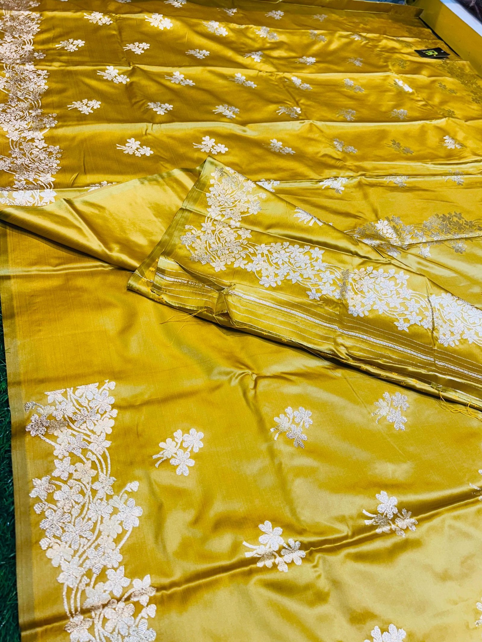 Premium quality Satin Mashru Silk Saree with Blouse Piece. - Image 5