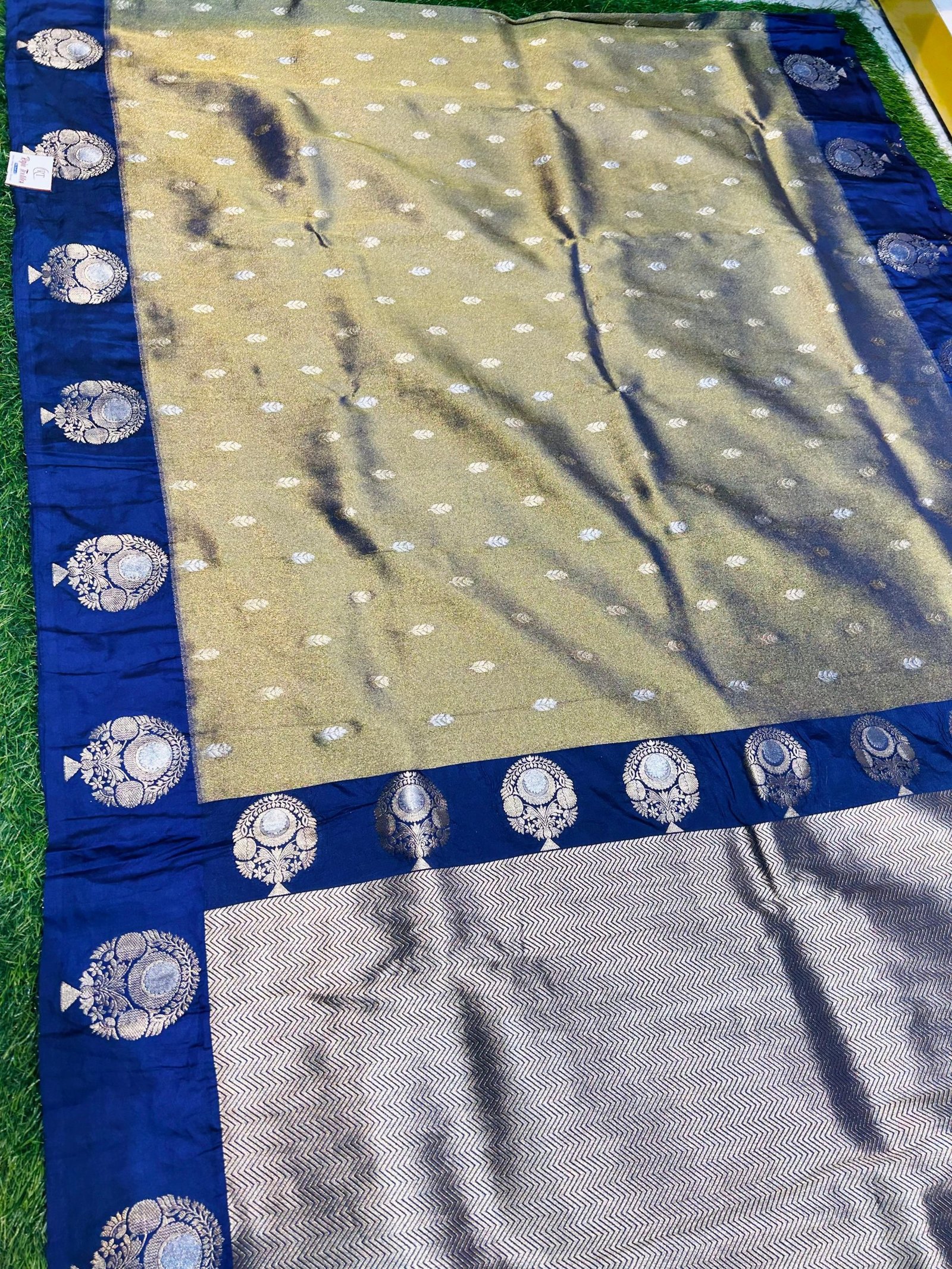 Premium quality Tissue Silk Saree with Contrast Border & Blouse Piece. - Image 4