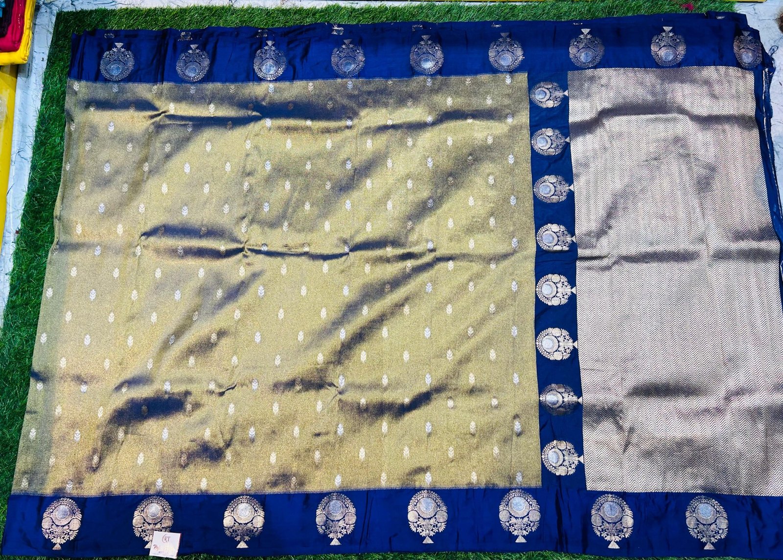 Premium quality Tissue Silk Saree with Contrast Border & Blouse Piece. - Image 2