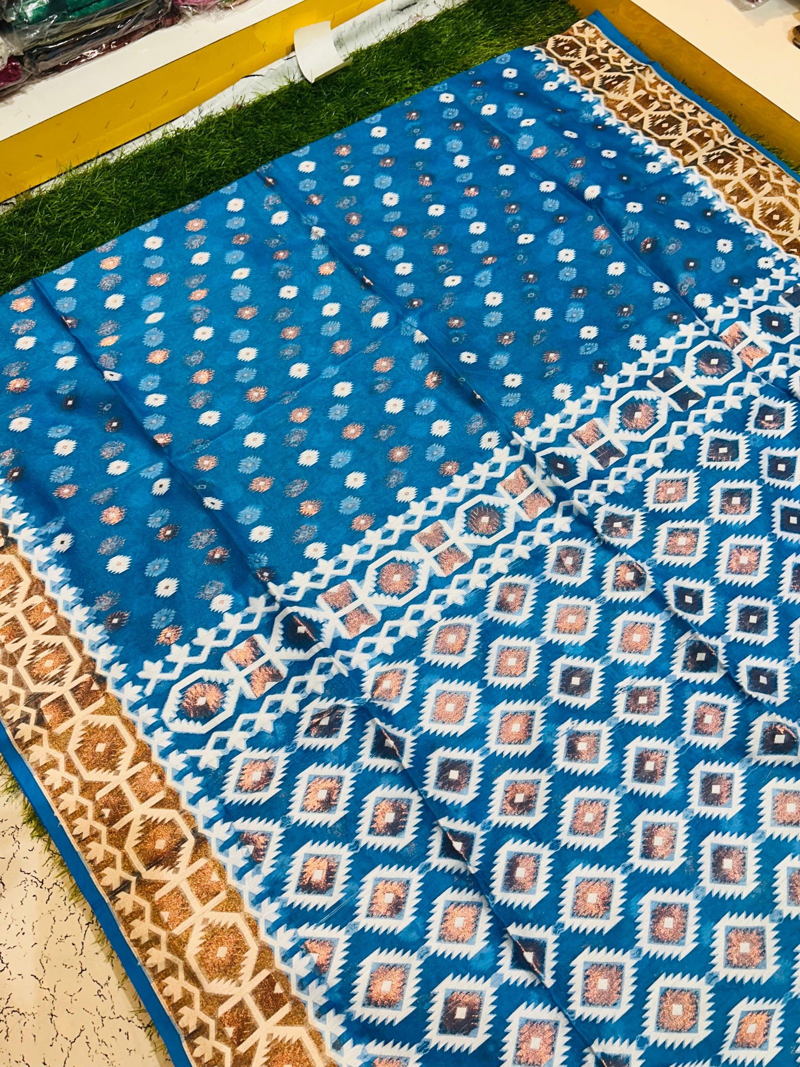 Premium quality Soft Tissue Handloom Saree with Blouse Piece. - Image 4