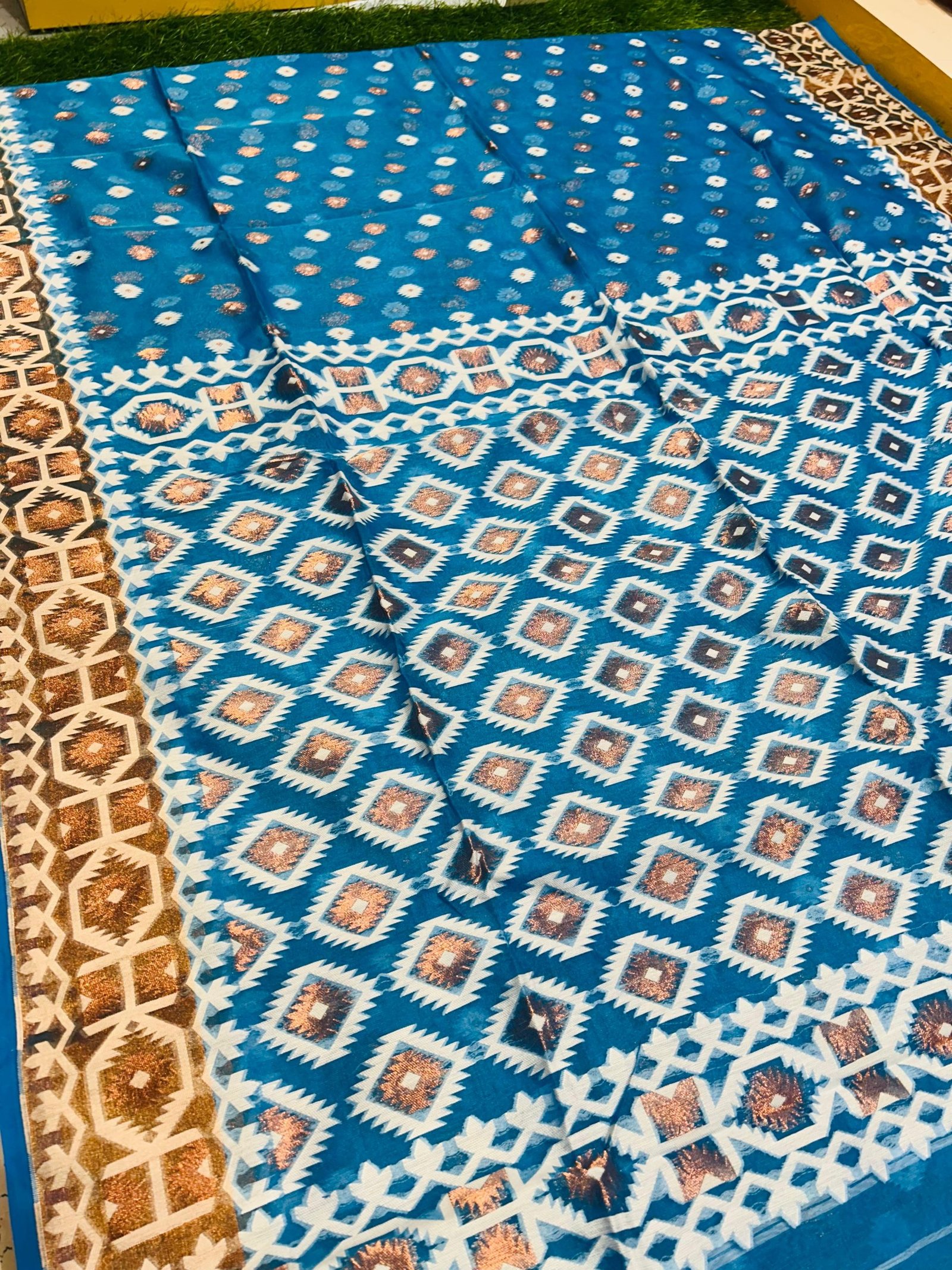 Premium quality Soft Tissue Handloom Saree with Blouse Piece. - Image 3