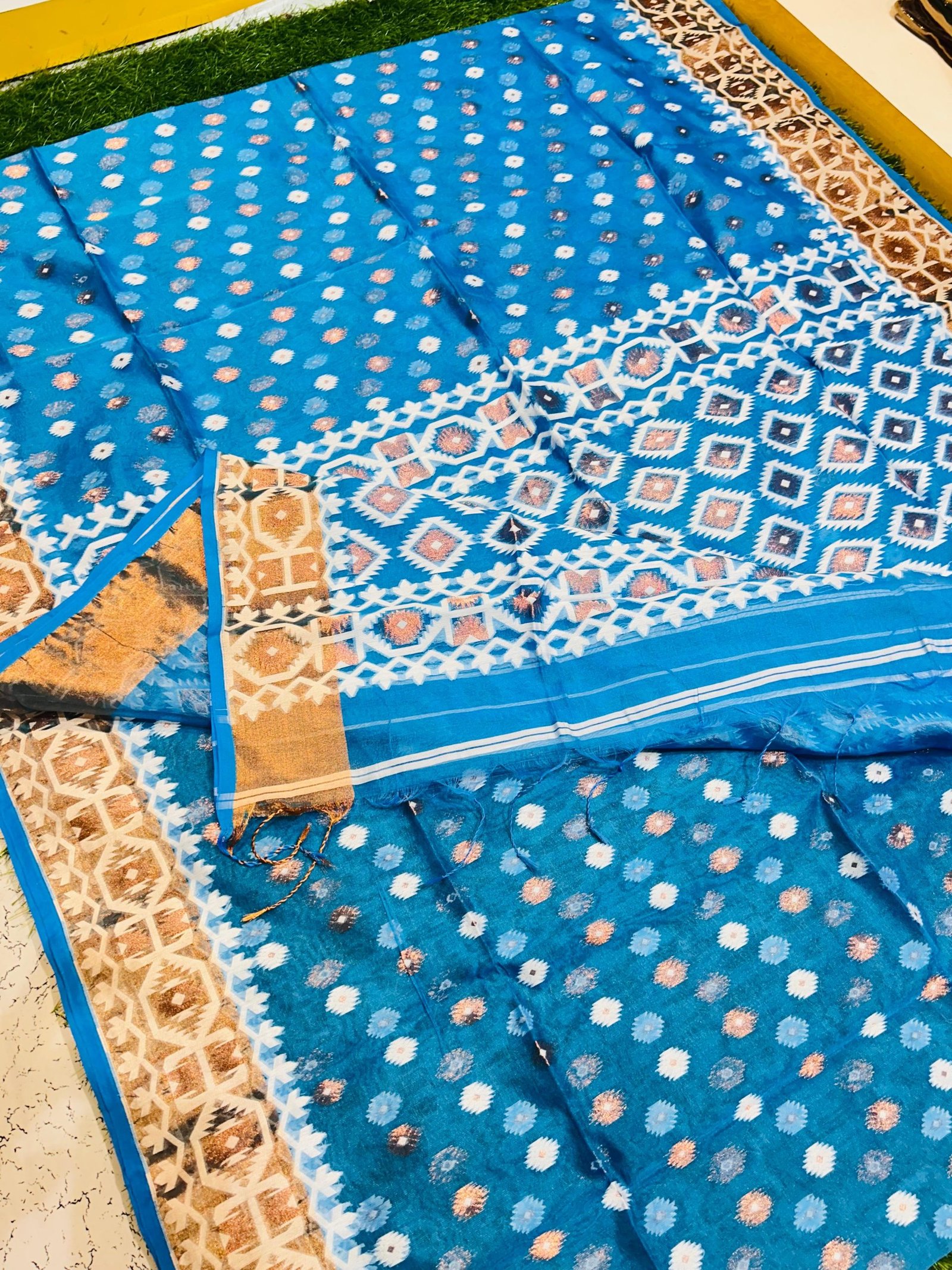 Premium quality Soft Tissue Handloom Saree with Blouse Piece. - Image 6