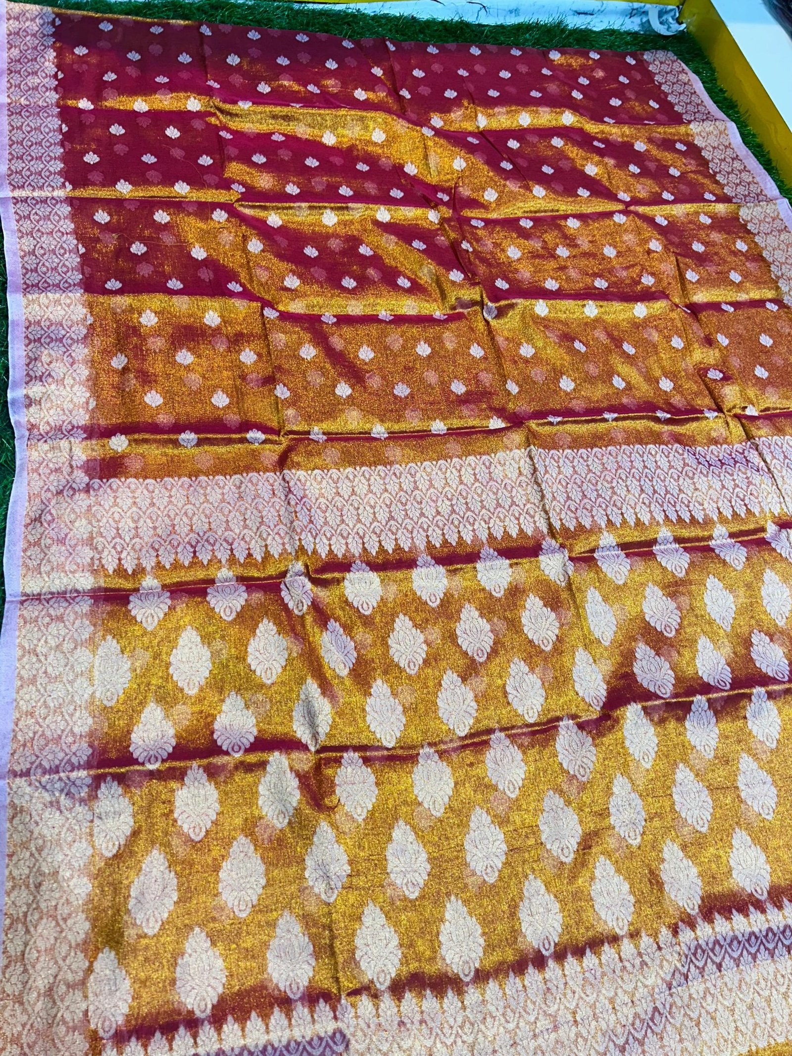 Premium quality Soft Tissue Handloom Saree with Blouse Piece. - Image 3
