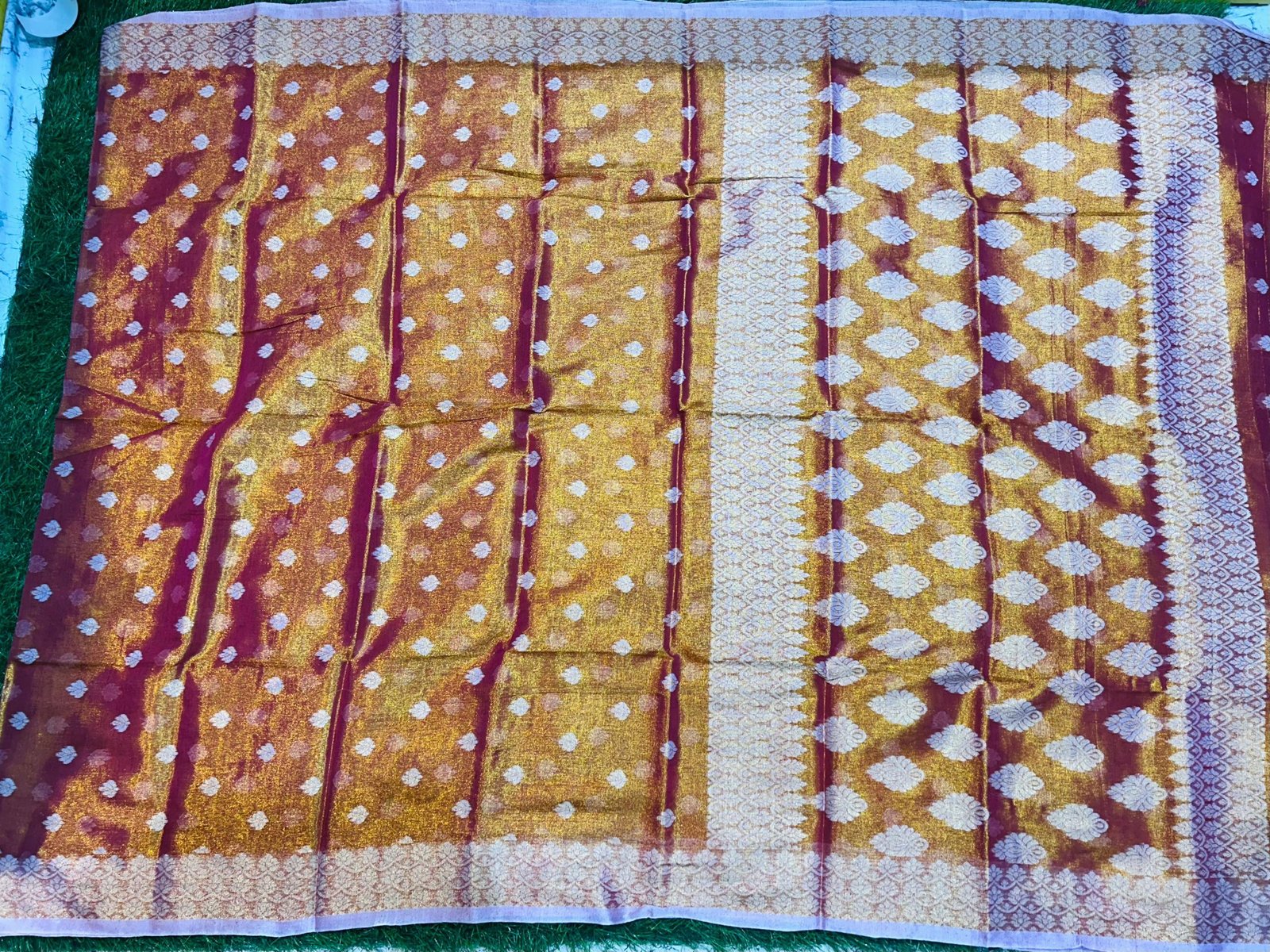 Premium quality Soft Tissue Handloom Saree with Blouse Piece. - Image 2