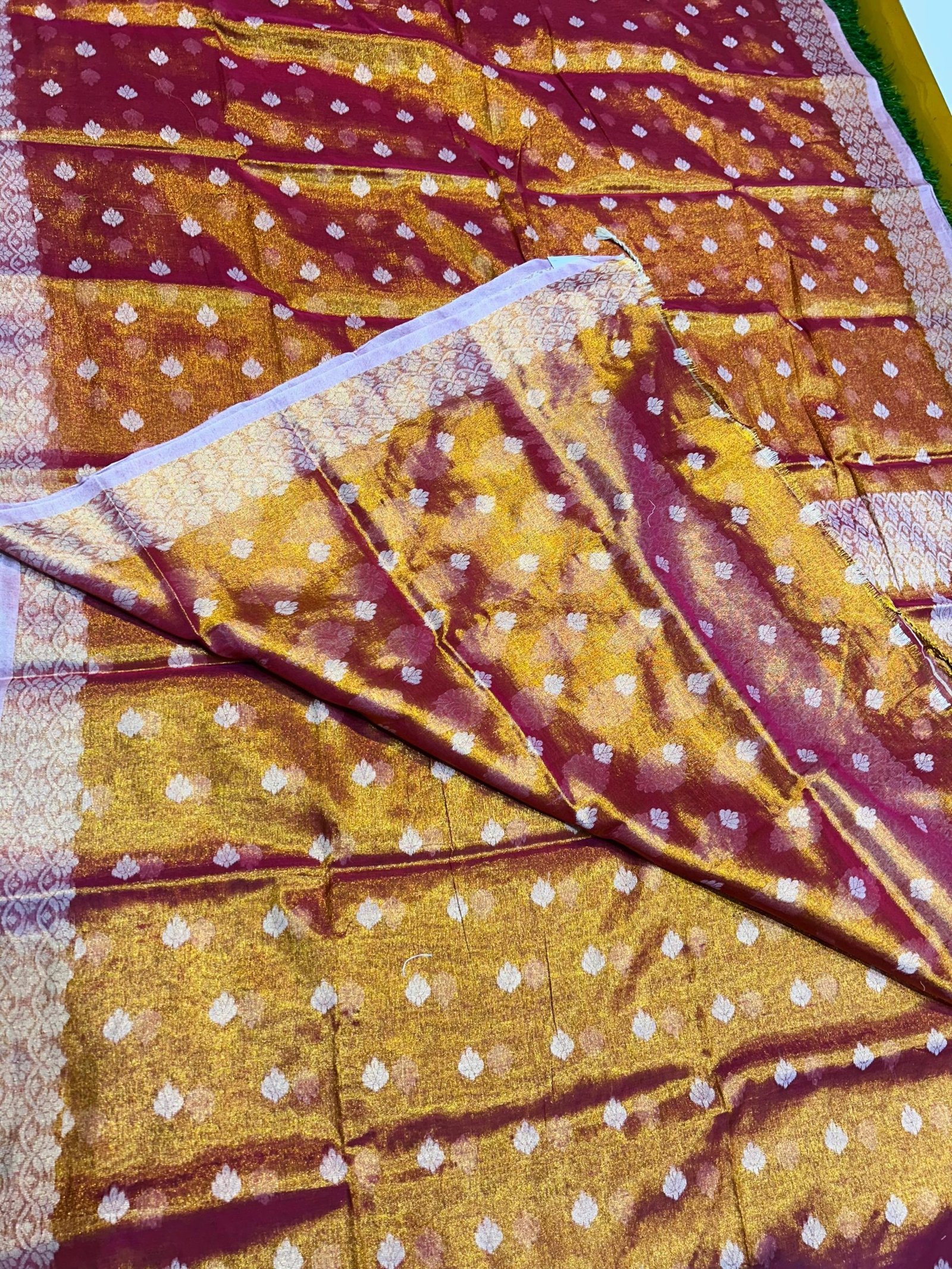 Premium quality Soft Tissue Handloom Saree with Blouse Piece. - Image 6