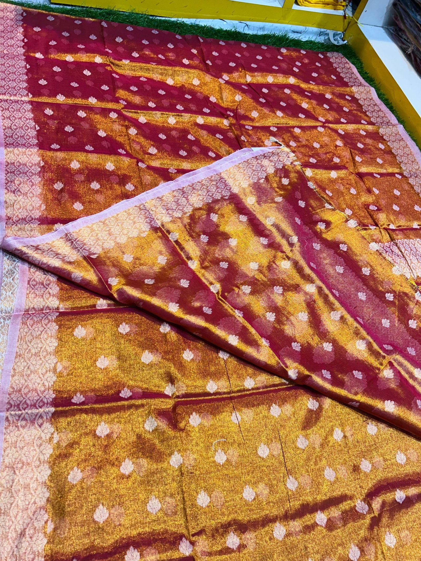 Premium quality Soft Tissue Handloom Saree with Blouse Piece. - Image 5