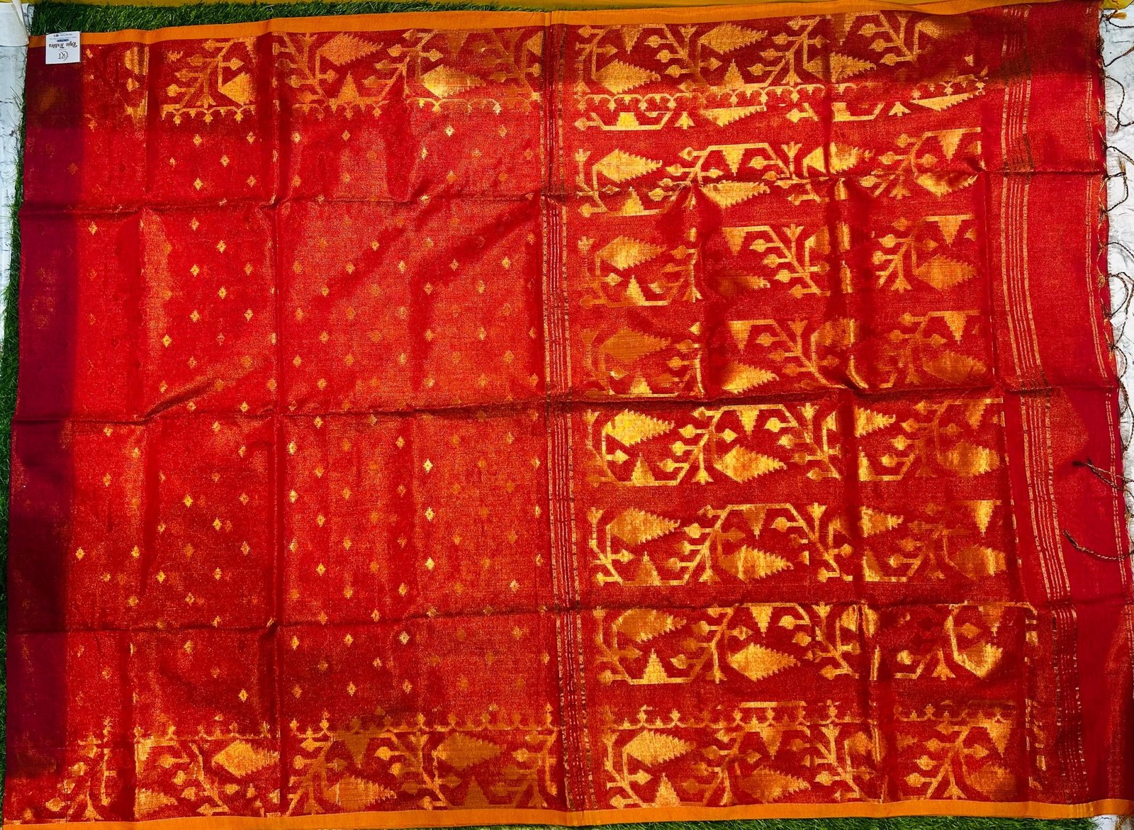 Premium quality Soft Tissue Handloom Saree with Blouse Piece. - Image 2