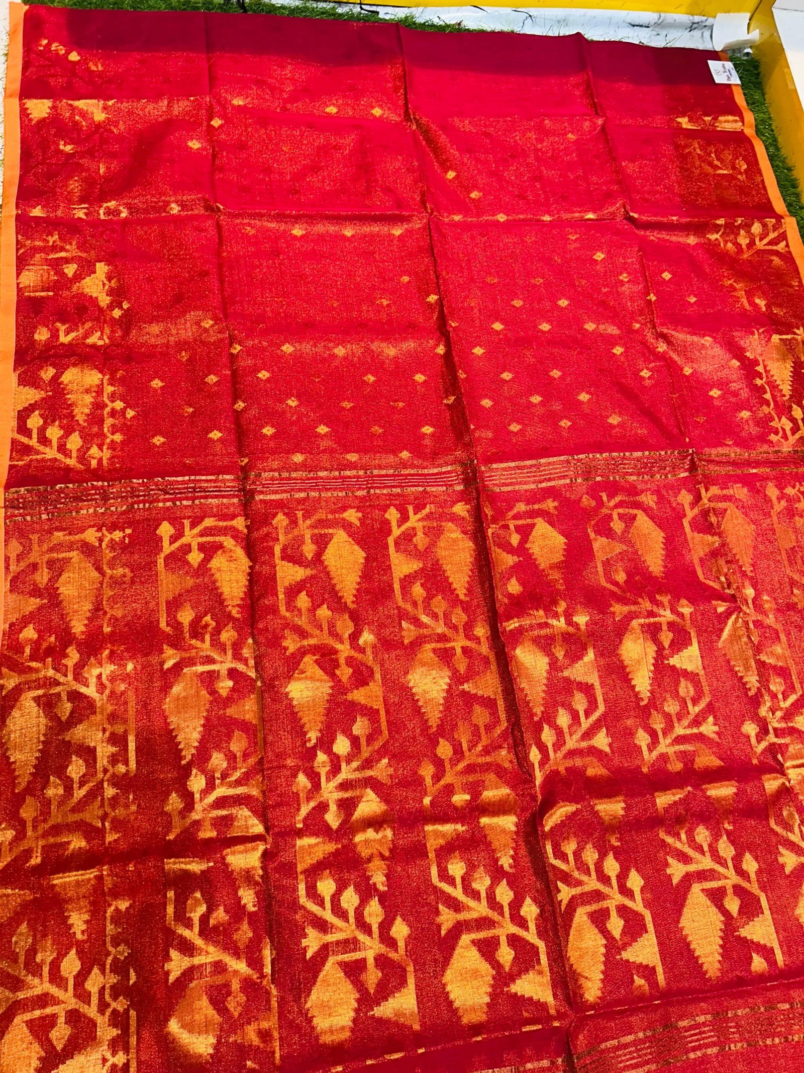Premium quality Soft Tissue Handloom Saree with Blouse Piece. - Image 3
