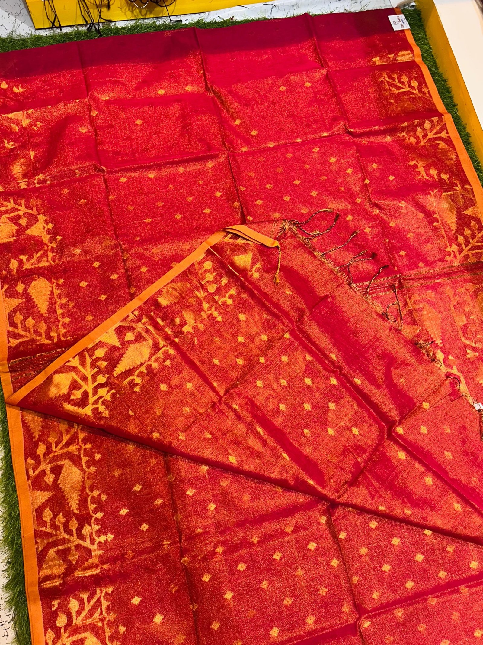 Premium quality Soft Tissue Handloom Saree with Blouse Piece. - Image 5