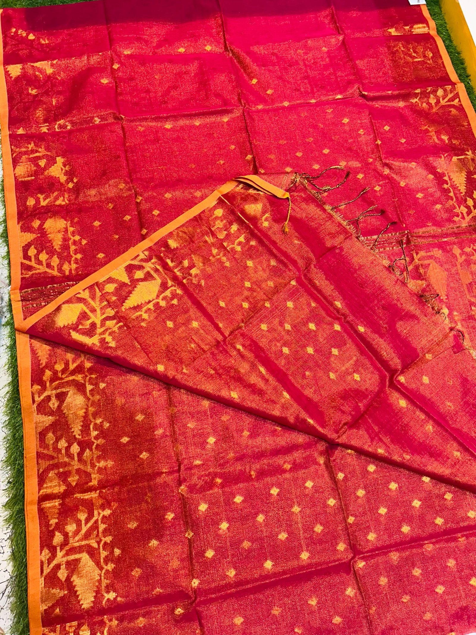 Premium quality Soft Tissue Handloom Saree with Blouse Piece. - Image 4