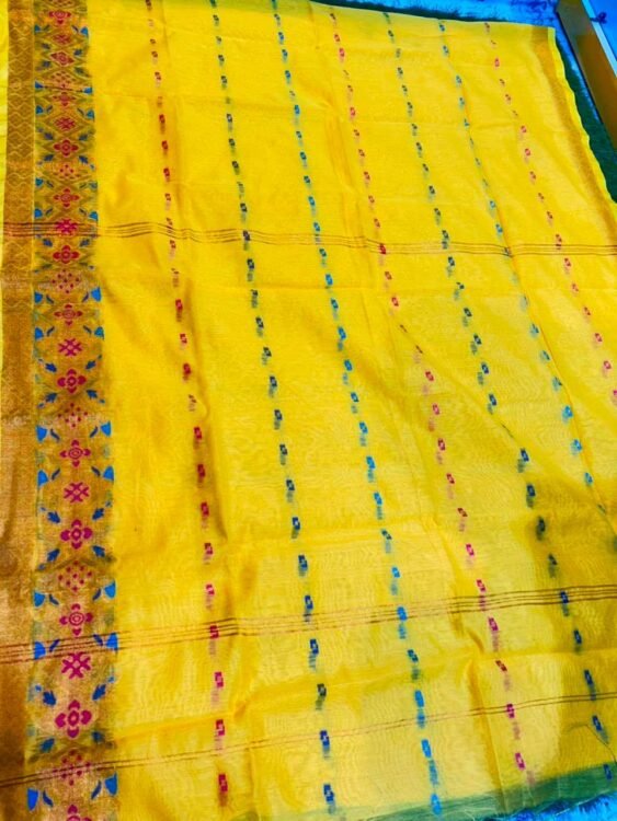 Soft quality Handloom Saree with Blouse Piece.