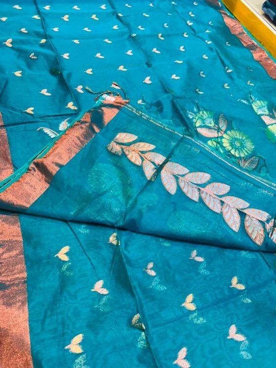 Premium quality Tissue Handloom Saree with Blouse Piece. - Image 4