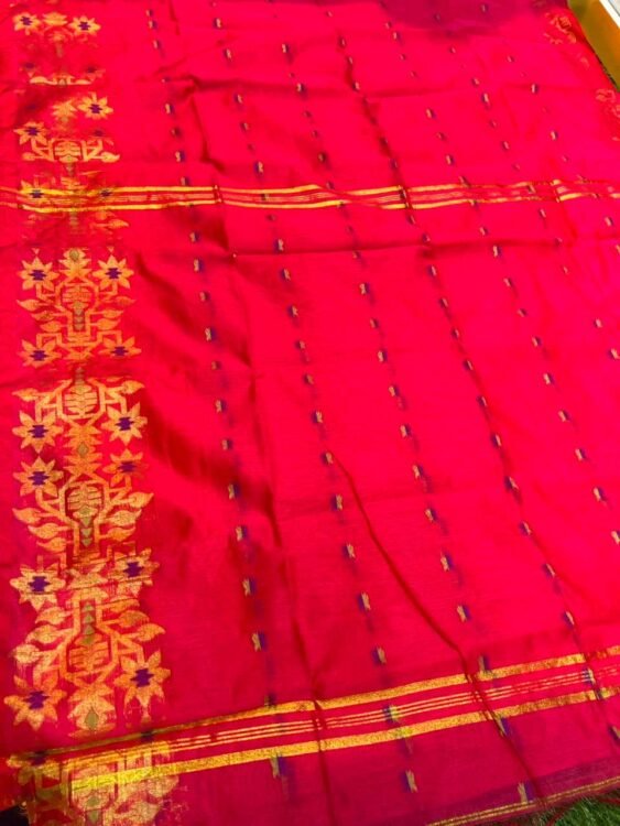 Soft quality Handloom Saree with Blouse Piece.