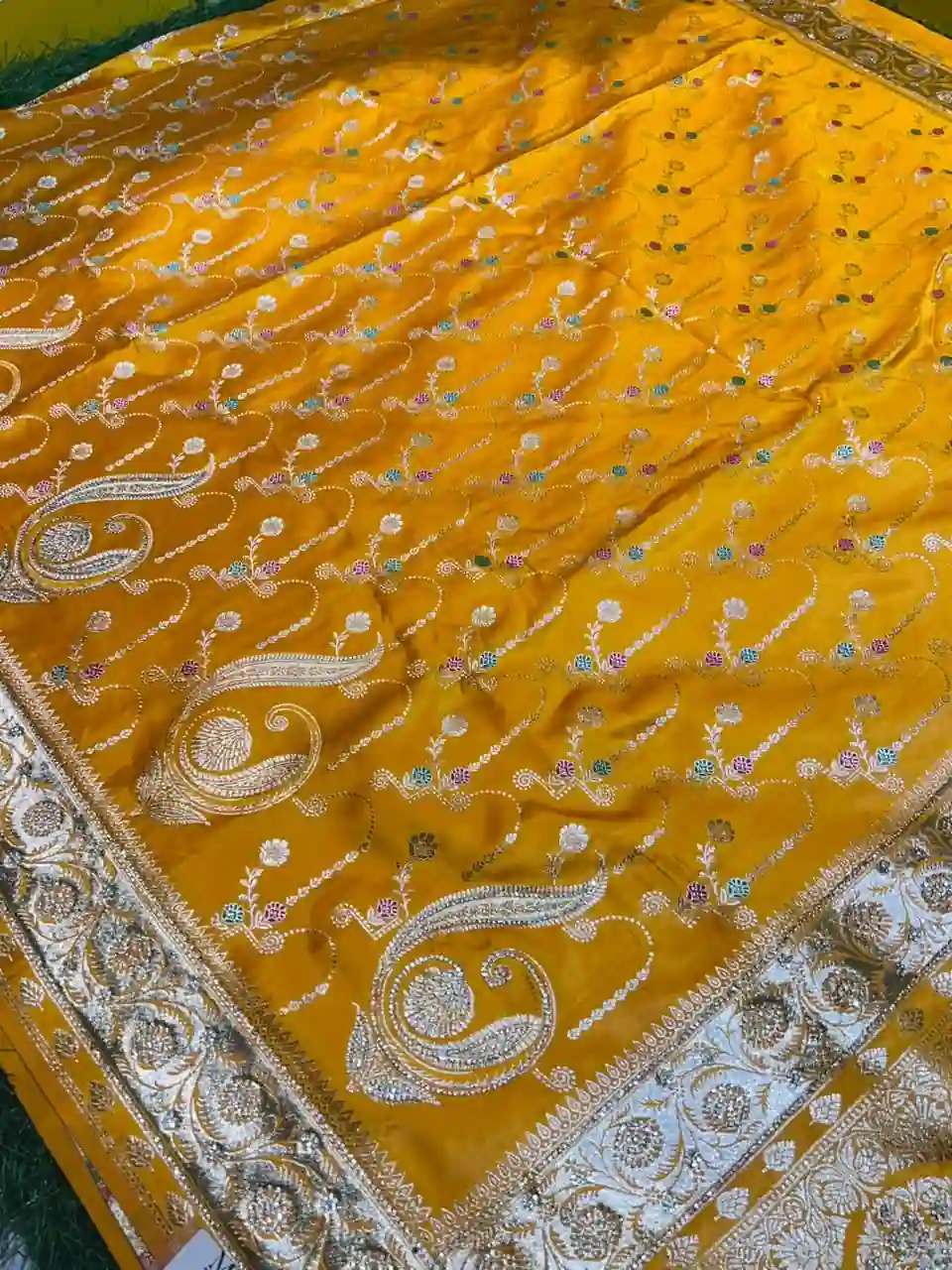 Premium quality Mashru Silk Saree With Jarkhan Stone Works & Blouse Piece. - Image 4