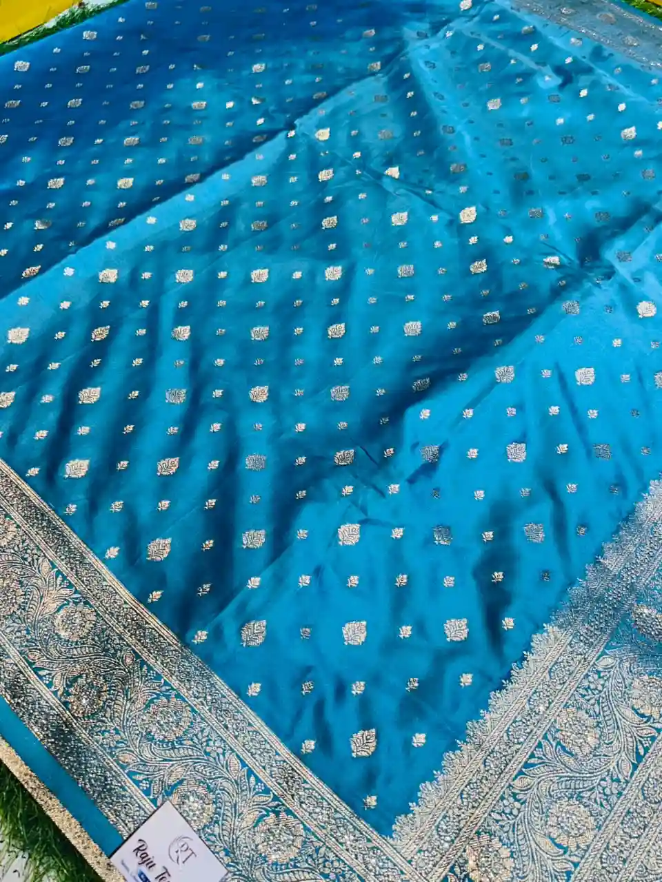 Premium quality Mashru Silk Saree With Jarkhan Stone Works & Blouse Piece. - Image 4