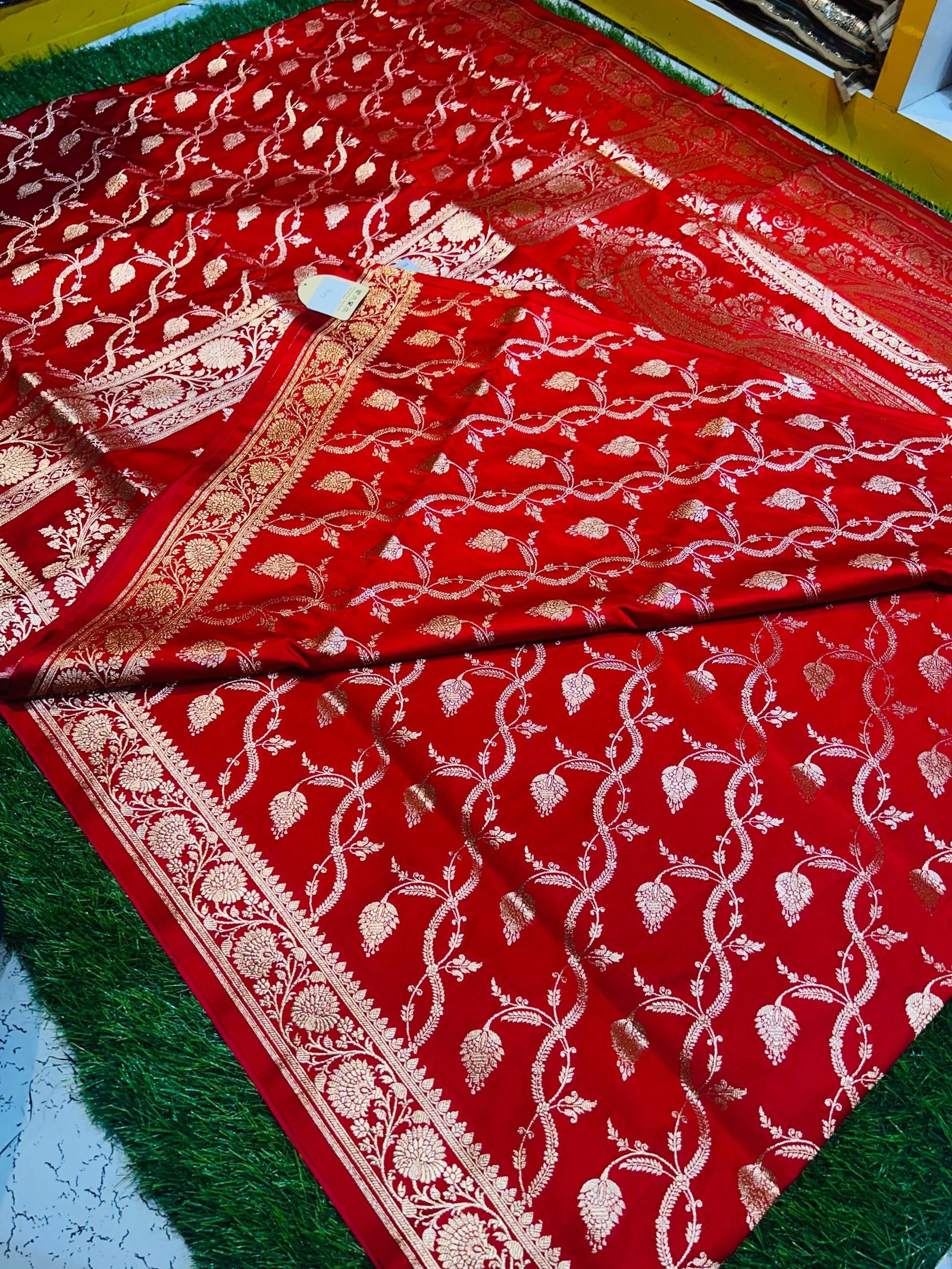 Mashru Banarasee Silk Saree in Red colour With Blouse Piece. - Image 4