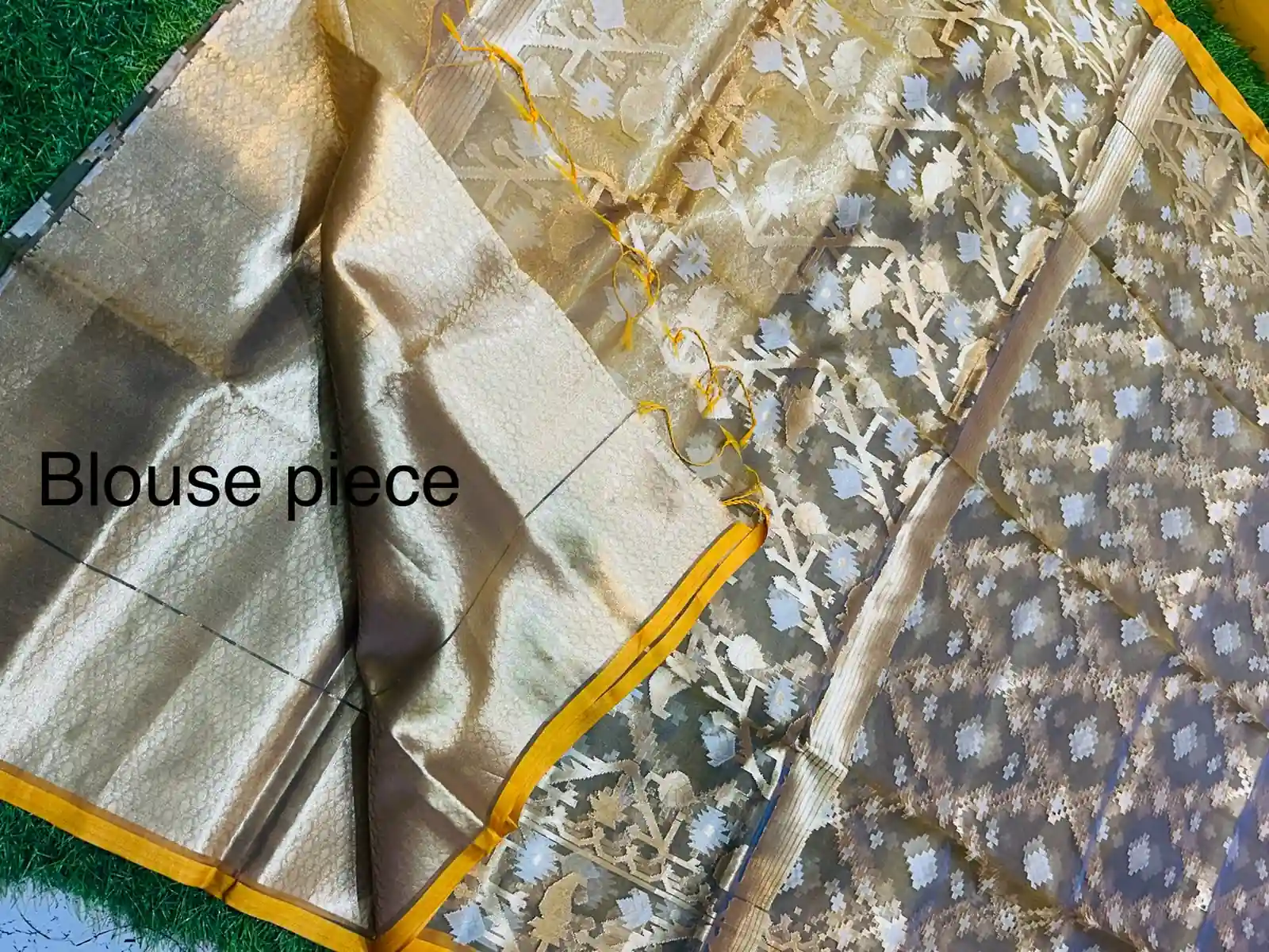 Premium quality Muslin Silk Saree with Blouse piece - Image 3