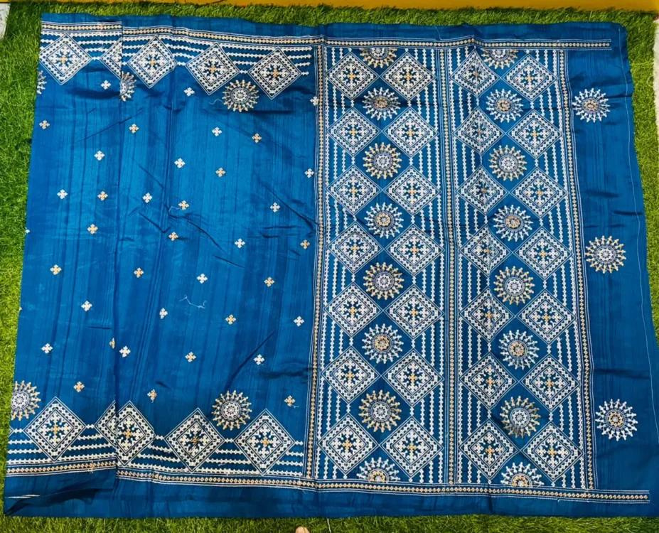Premium quality Gujrati Silk Saree With thread works & Blouse Piece - Image 4