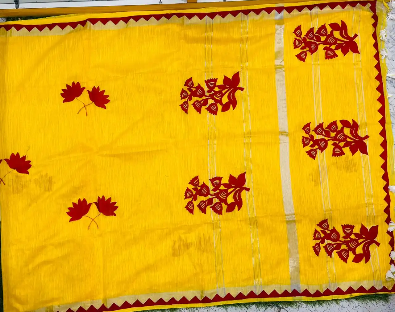 Soft quality Handloom Saree in Applique works & Blouse Piece. - Image 3