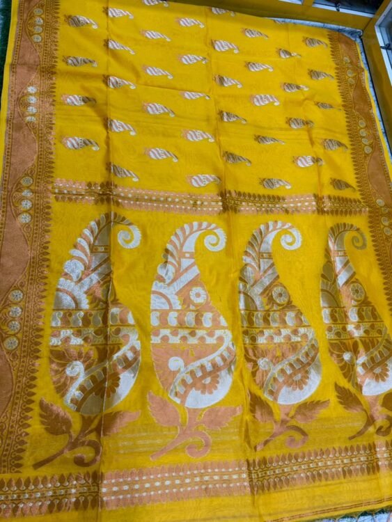 Premium quality Handloom Saree With Blouse Piece.