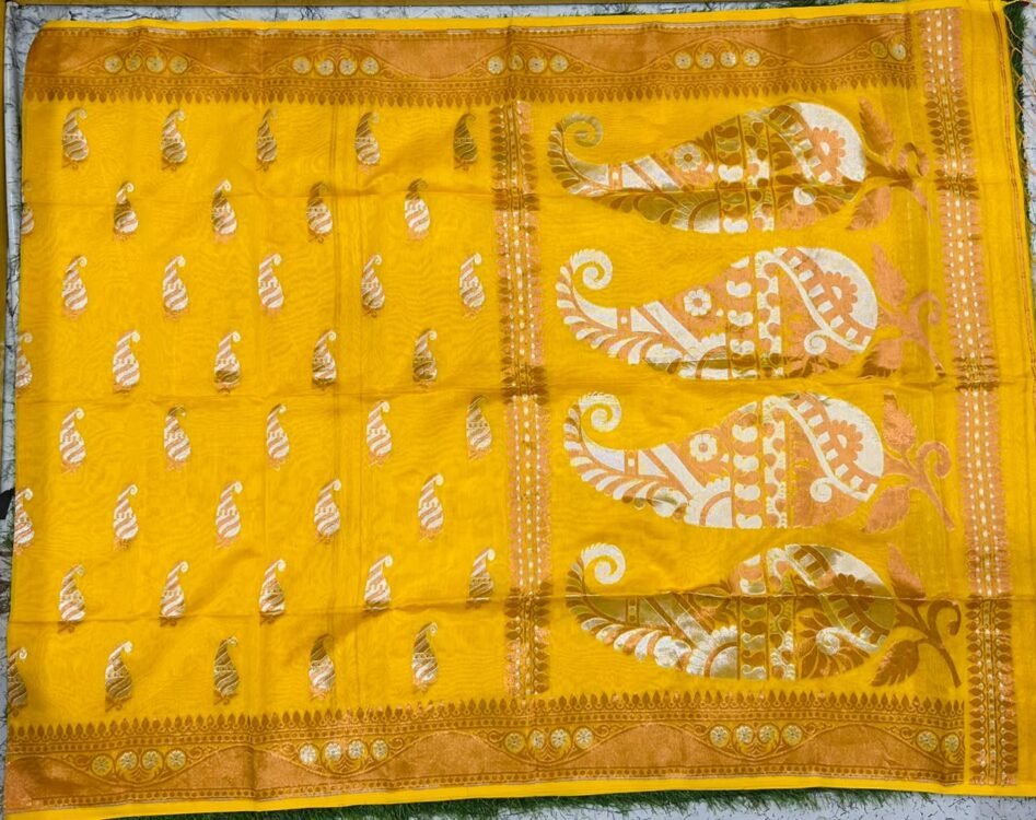 Premium quality Handloom Saree With Blouse Piece. - Image 3