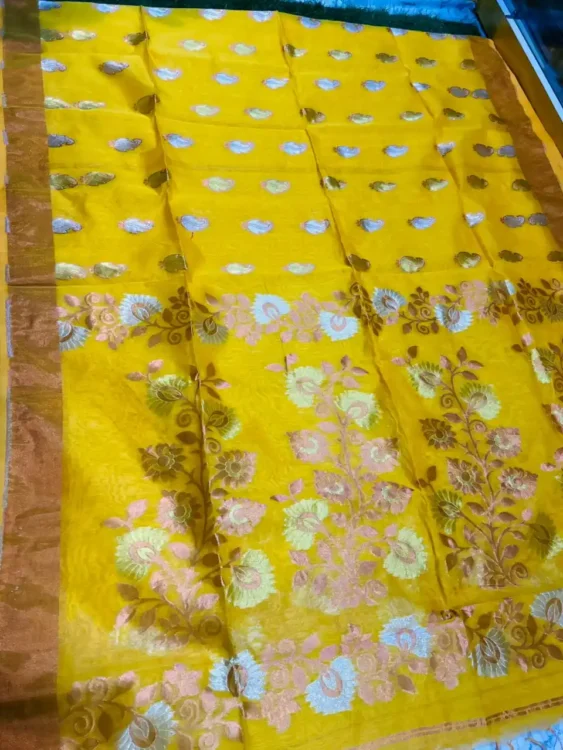 Premium quality Handloom Saree With Blouse Piece.