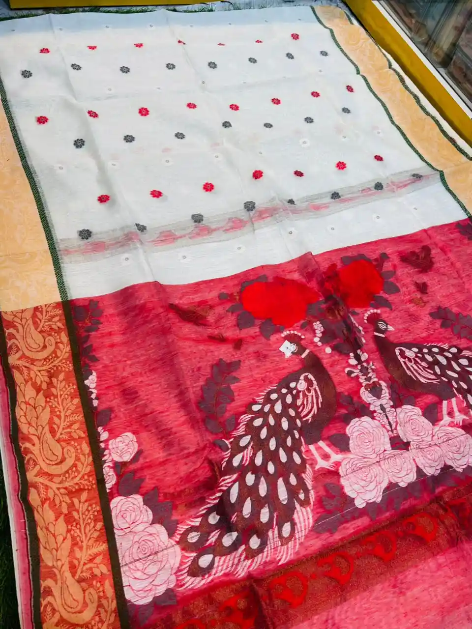 Premium quality Handloom Saree With Blouse Piece.