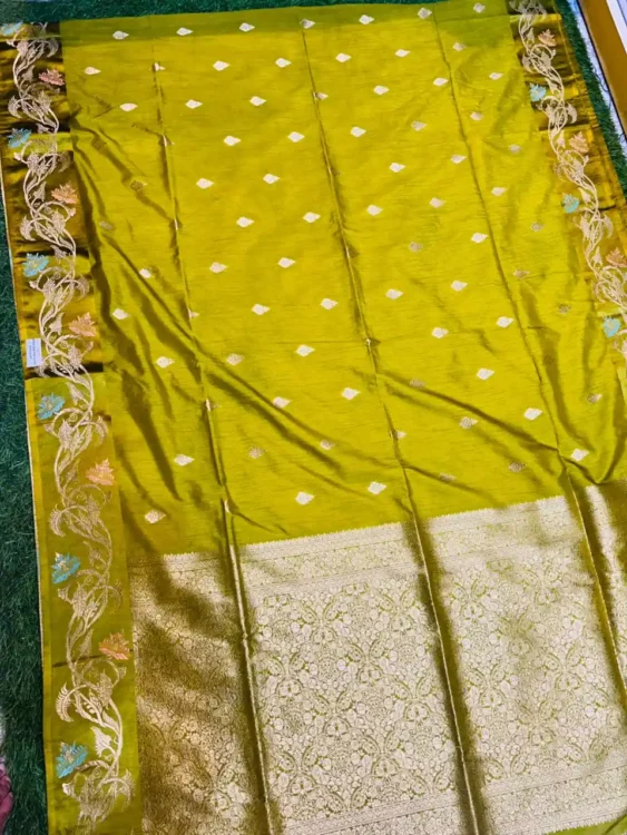 Premium quality Mashru Satin Silk Saree With Blouse Piece.